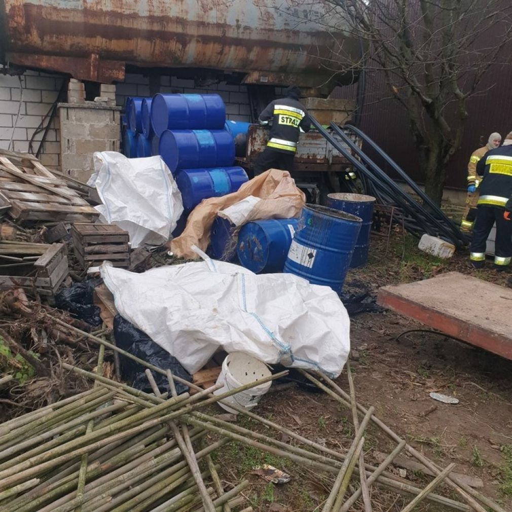 Składowisko nielegalnych odpadów i plantacja marihuany w Pniewch