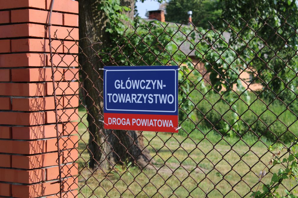 Jedna z tabliczek przy drodze powiatowej biegnącej przez wieś  Główczyn-Towarzystwo