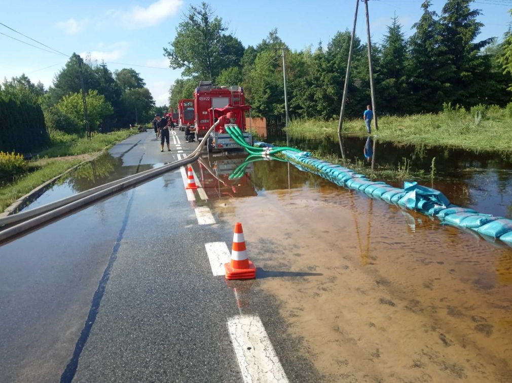 Nawałnica w grójeckim: zalana droga wojewódzka i podtopione posesje